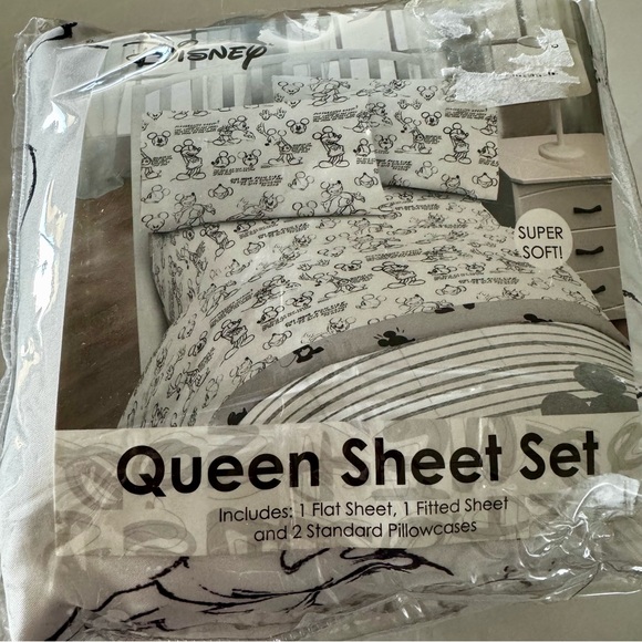 Disney QUEEN Sheet Set - Black and White NEW! - Picture 2 of 13